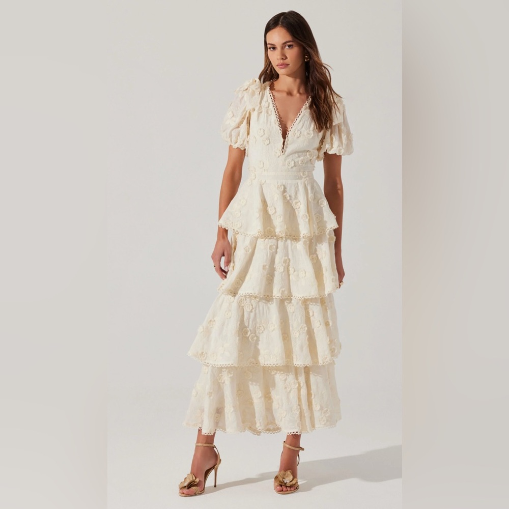 NWT ASTR THE LABEL Arianell Embroidered Floral Tiered Dress Sz M
